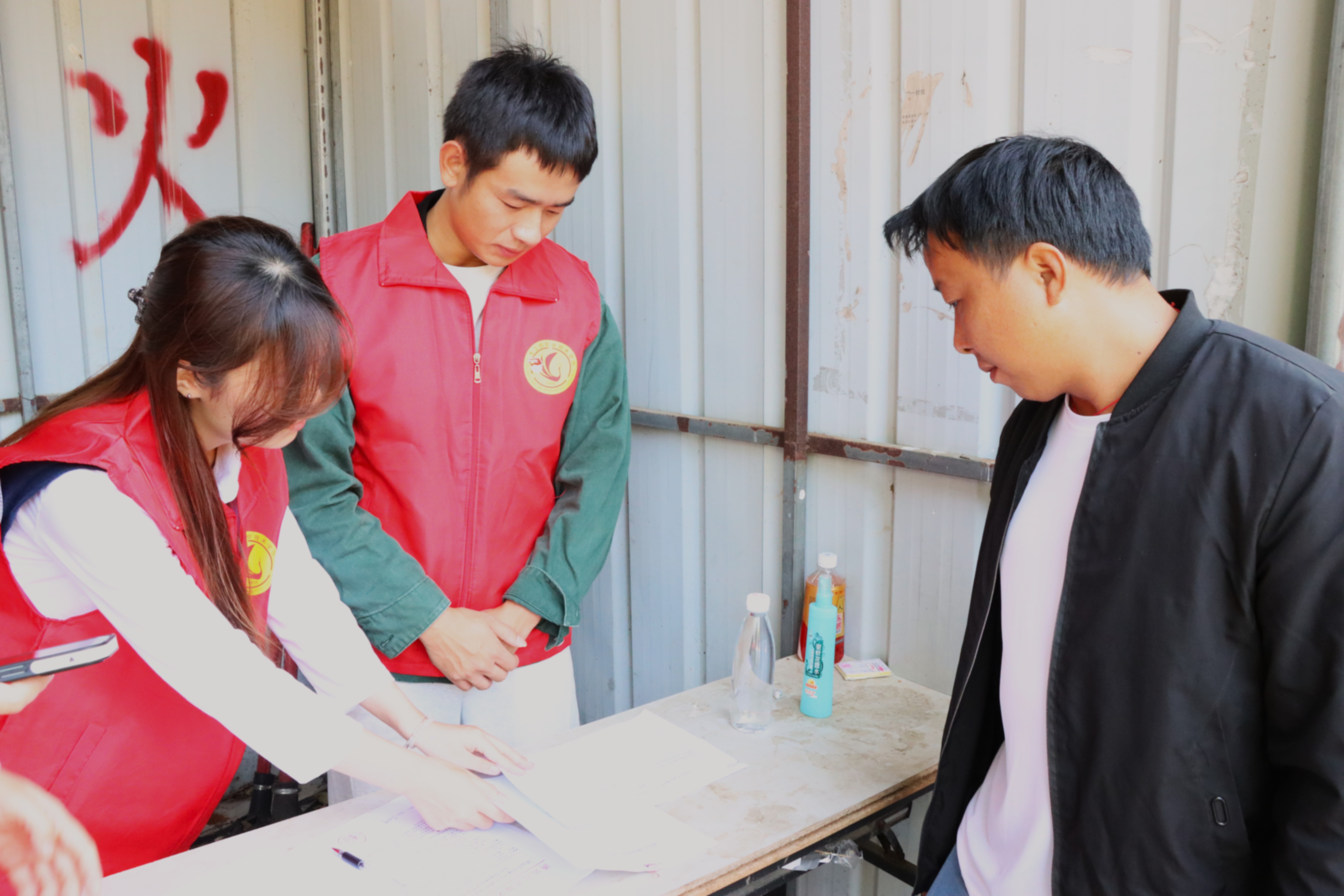 志愿者向群眾宣傳。通訊員供圖