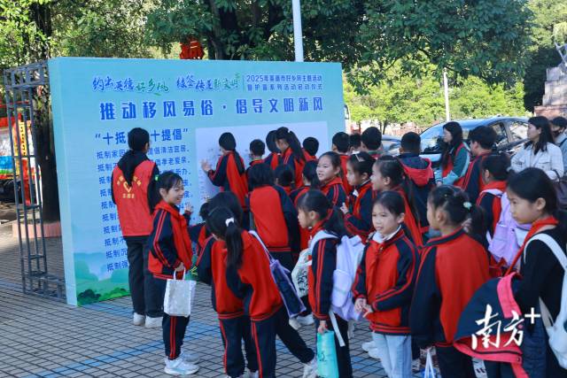 眾多學(xué)生在主題集市簽名打卡。英德市宣 供圖